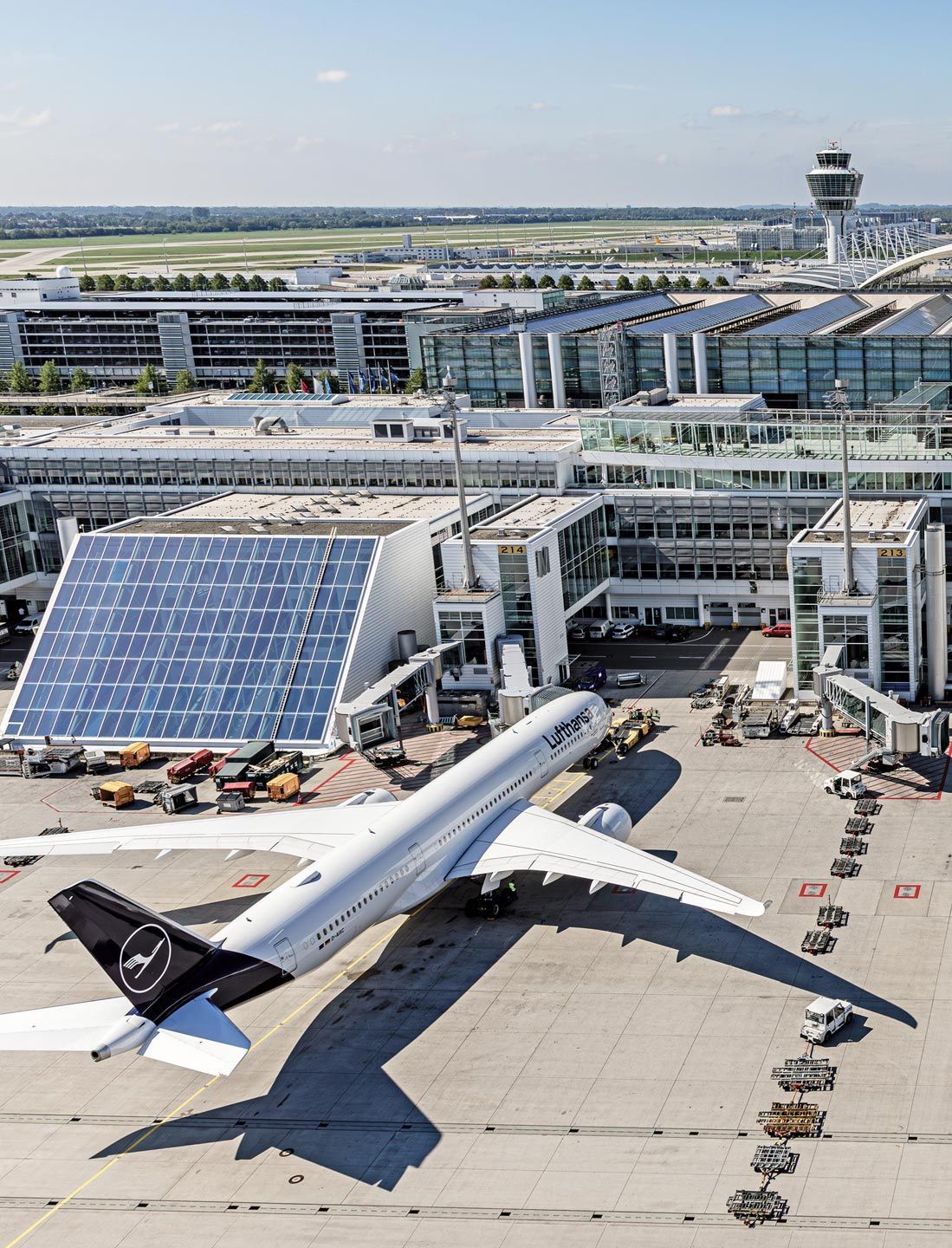 We use a wide range of digital technologies to continuously enhance services for travelers, increase process efficiency, and promote innovation at Munich Airport.