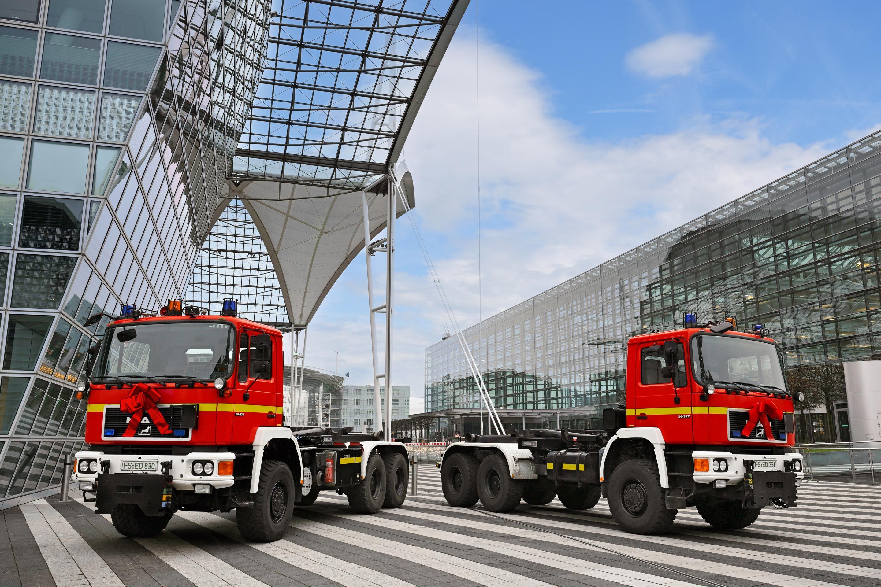 The airport fire brigade handed over one swap-body vehicle each to the Technical Relief Agency (THW) Freising and the Erding District Fire Brigade Association.